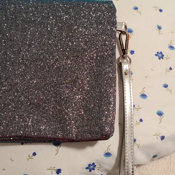 Gradient Color Changing wristlet - Picture 4 of 4
